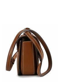 Borsa a mano in pelle marrone con forma rettangolare strutturata, cuciture a contrasto e due tracolle regolabili; dettagli in metallo lucido visibili.