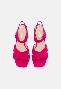 Roze suede slingback sandalen met gekruiste banden, open neuzen en een gespsaccent. Plat zool met een comfortabele voetbed.
