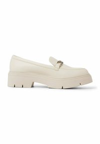 Beige platform loafers met een ronde neus, gemaakt van glad synthetisch materiaal, een kleine band met zilverkleurige hardware en een gemetste rubberen zool.