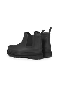 Bottes noires en caoutchouc montant jusqu'à la cheville, avec des panneaux élastiques sur les côtés, une semelle extérieure texturée et des anses de tirage. Surface lisse avec un design robuste et profilé.