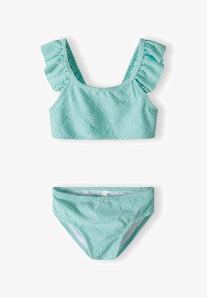 Un maillot de bain deux pièces en bleu aqua, présentant un motif de feuilles texturé, des bretelles à volants sur le haut et un bas assorti.