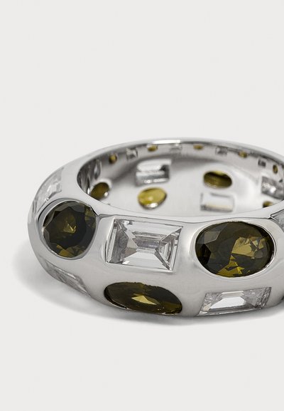 Ensemble de bagues en argent avec des pierres précieuses ovales vertes et rectangulaires transparentes alternées sur un fond blanc uni.