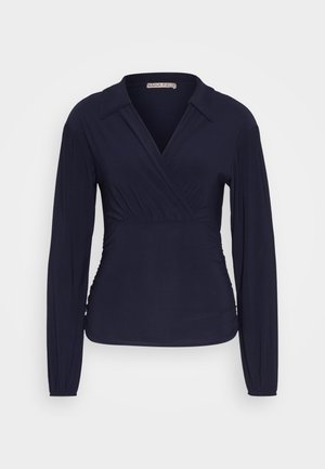 Dunkelblaues Langarmshirt mit Kragen, Wickeldesign und gerafften Seitendetails. Hergestellt aus einem glatten, dehnbaren Stoff.