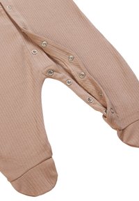 Weicher, beiger Rippstrick-Body für Kleinkinder mit Druckknöpfen am Boden, Fußteil-Design und rundem Ausschnitt, hergestellt aus dehnbarem Stoff.