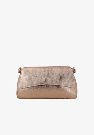 Petit sac bandoulière en cuir métallisé rose doré avec fermeture à rabat et sangle réglable sur fond blanc.