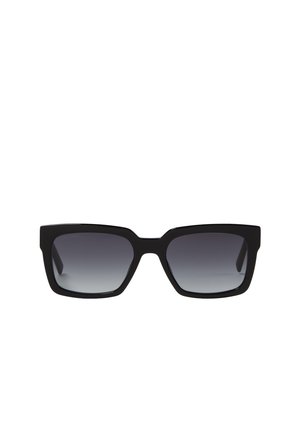 Schwarze rechteckige Sonnenbrille mit verlaufenden dunkelgrauen Gläsern und dicken Rahmen, dargestellt vor weißem Hintergrund.