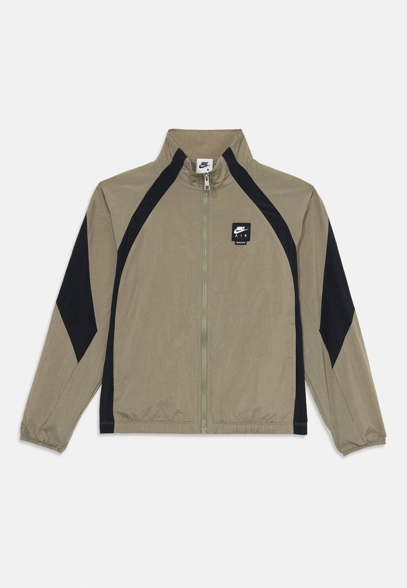 Φούτερ windbreaker Nike σε ελαιόχρωμο και μαύρο. Διαθέτει ψηλό λαιμό, κλείσιμο με φερμουάρ και λογοτύπο. Ελαφρύ ύφασμα με ελαστικούς καρπούς.