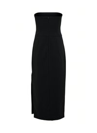 Rochie midi neagră, fără bretele, cu un bust ajustat, pliuri subtile și o deschidere pe lateral. Fabricată dintr-un material neted și structurat. Închidere cu fermoar la spate.