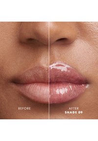 Comparación de labios: el lado izquierdo muestra un color mate y pálido; el lado derecho presenta un tono rosa más intenso y brillante con destellos y una apariencia más voluminoso.