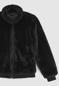 Giacca nera in pelliccia sintetica con zip, colletto alto, polsini e bordo a costine, e una superficie morbida e testurizzata. Chiusura con zip anteriore.