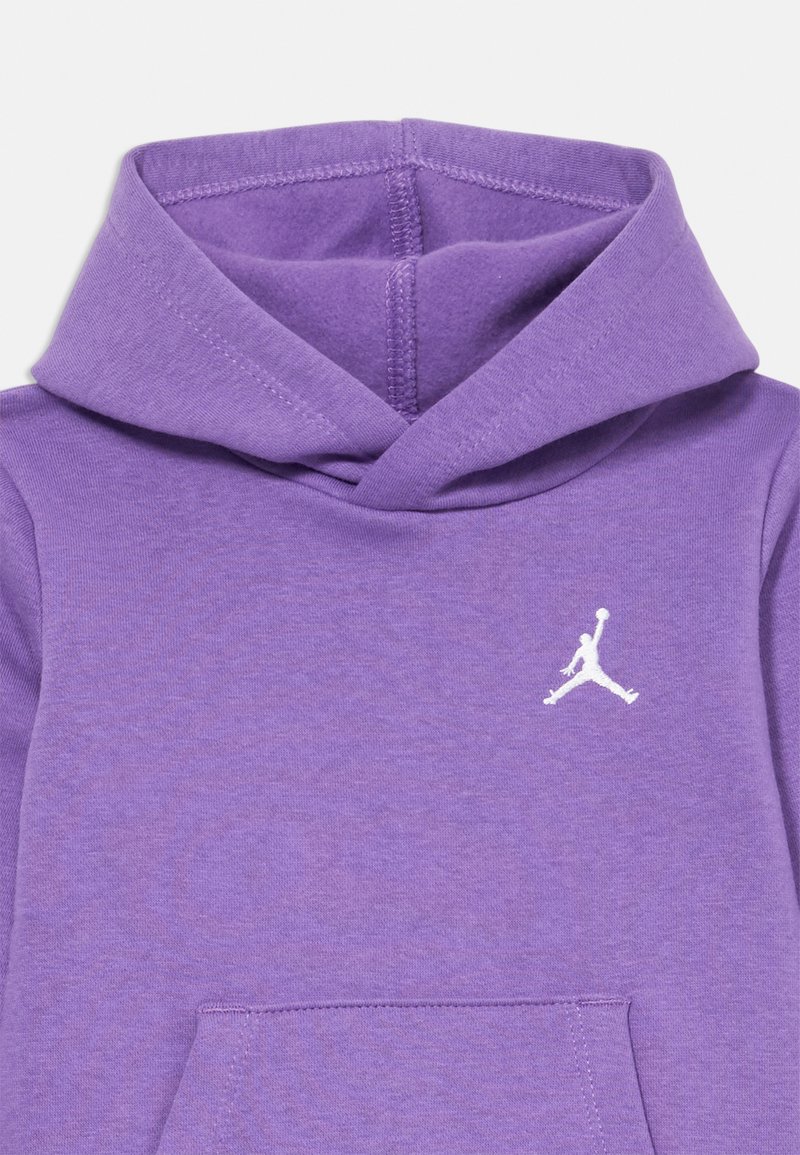 Paarse hooded sweatshirt met een kangoeroezak en een wit Air Jordan-logo op de borst. Zachte textuur met een schone, casual uitstraling.