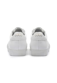 Sneakers bianchi in pelle con una texture liscia, punta rotonda e suola in gomma. Presentano un accento decorativo cucito sul tallone.