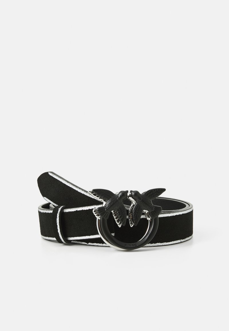 Svart mockabälte med silverdetaljer, med en cirkulär spänne utformad med två svarta fåglar, som visar detaljerade texturer och ytor.