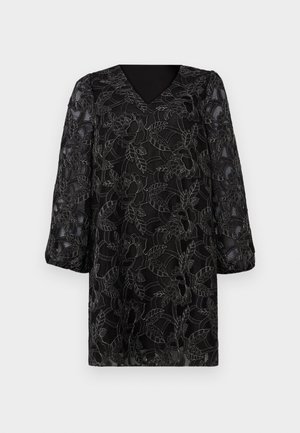 Robe noire avec un décolleté en V, de longues manches bouffantes et une superposition de dentelle florale présentant des motifs complexes de feuilles et de fleurs. Fini texturé.