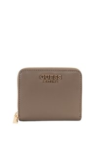 Portafoglio in pelle marrone con hardware dorato, branding impresso e chiusura a zip. Presenta una texture liscia e una forma rettangolare semplice.