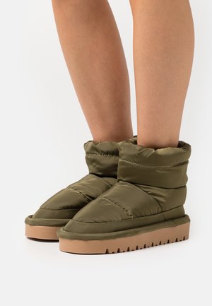 Even&Odd Gležnjarji s platformo - khaki