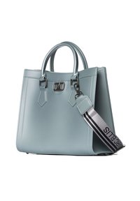 Lichtblauwe, duurzame, synthetische handtas met dubbele bovenhandvaten, een afneembare schouderband met zwart-witte strepen en metalen hardware-details.