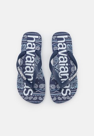 Marineblauwe teenslippers met een paisley-patroon en het "havaianas"-logo in het wit. Gemaakt van rubber met gestructureerde zolen en zachte bandjes.