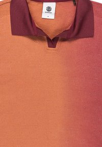Camisa polo de manga corta con un degradado de naranja a burdeos, tejido texturizado y un cuello en contraste. Etiqueta visible en el escote.