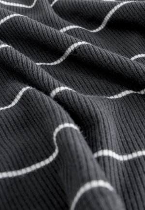 Teksturirani crni tkanina s bijelim valovitim prugama, prikazujući rebrastu površinu i mekan izgled, s naborima koji stvaraju dubinu i pokret.