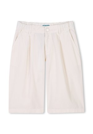 Shorts en coton beige avec un devant plissé, des poches latérales, une taille élastique et une fermeture à bouton. Le tissu a une texture lisse et légère.