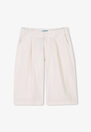 Shorts en coton beige avec un devant plissé, des poches latérales, une taille élastique et une fermeture à bouton. Le tissu a une texture lisse et légère.