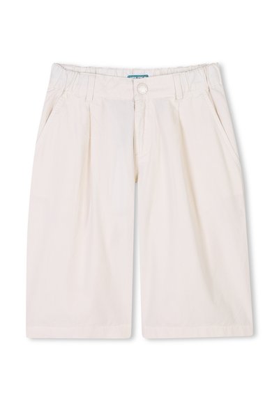 Shorts en coton beige avec un devant plissé, des poches latérales, une taille élastique et une fermeture à bouton. Le tissu a une texture lisse et légère.