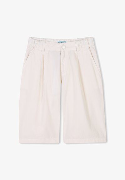 Shorts en coton beige avec un devant plissé, des poches latérales, une taille élastique et une fermeture à bouton. Le tissu a une texture lisse et légère.