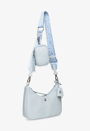 Světlomodrá ramenní taška s hladkou texturou, která obsahuje odnímatelnou malou kapsu, kovové kování a popruh s vzorem.