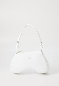 Sac à main blanc avec une surface lisse et brillante, forme courbée et une seule bandoulière ajustable. Il présente un logo embossé à l'avant.