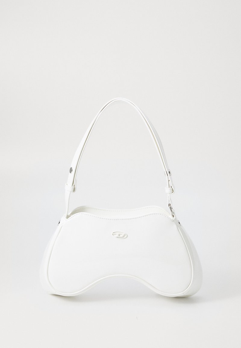 Sac à main blanc avec une surface lisse et brillante, forme courbée et une seule bandoulière ajustable. Il présente un logo embossé à l'avant.