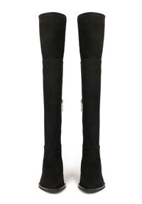 Botas negras por encima de la rodilla hechas de ante suave, con un diseño ajustado, que cuentan con cremalleras laterales y una punta ligeramente afilada en un tacón bajo.