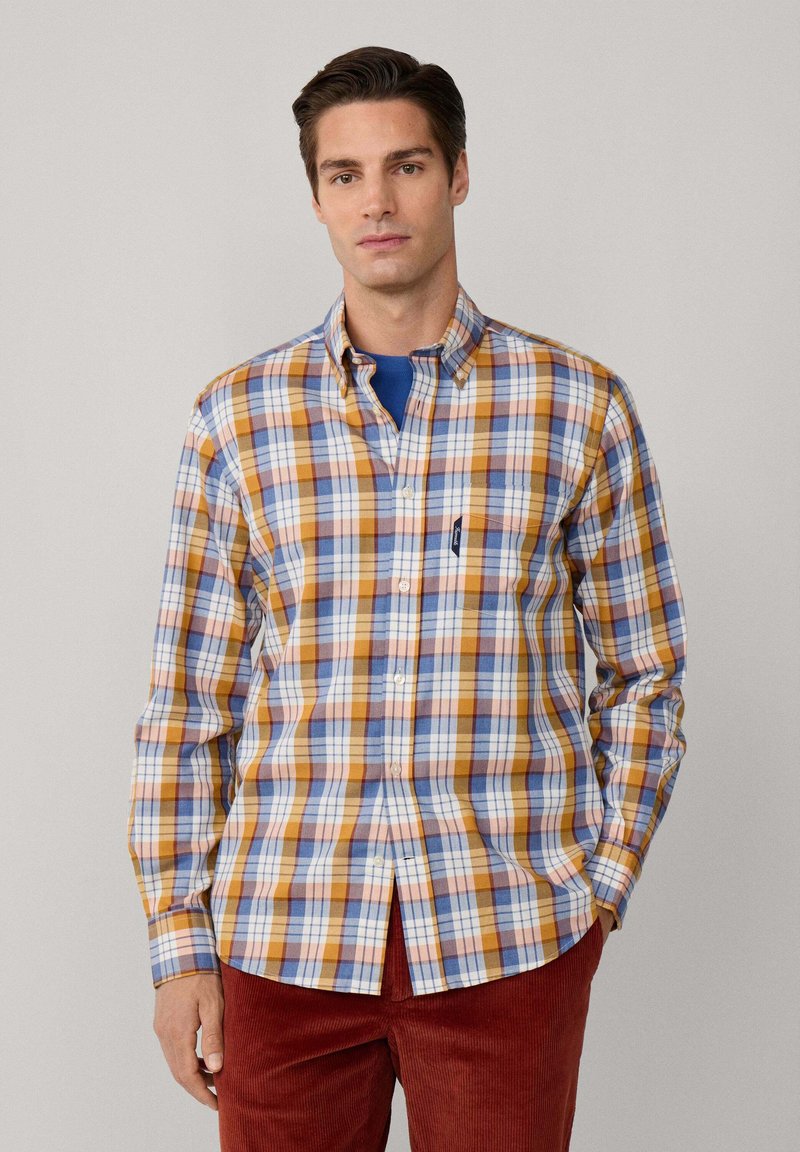 Camisa de algodón para hombre en cuadro multicolor (naranja, azul, amarillo) con cuello abotonado, mangas largas y detalle de bolsillo en el lado izquierdo del pecho.