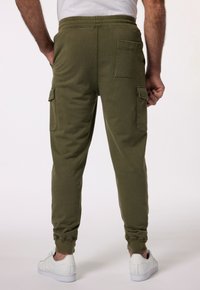 Olijfgroene cargo joggers met elastische manchet, met zijzakken en een achterzak, gemaakt van een zachte, gestructureerde stof.
