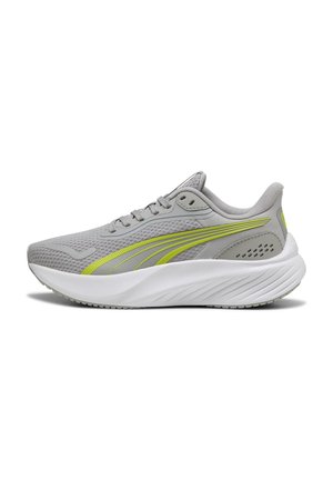 Zapatilla deportiva gris con parte superior de malla, acentos en verde lima y suela ligera blanca. Forma curva con detalles texturizados en el lateral.