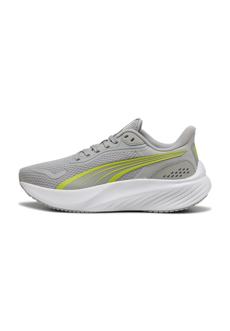 Zapatilla deportiva gris con parte superior de malla, acentos en verde lima y suela ligera blanca. Forma curva con detalles texturizados en el lateral.