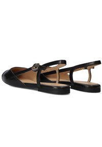 Zwarte slingback flats met een glad leren buitenkant, gekruiste banden en een klein gouden gespdetail. Platte zool en rondneus ontwerp.