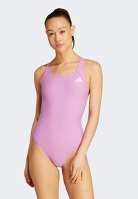 Roze badpak met een gladde textuur, brede banden en een wit logo op de linkerkant van de borst. Minimalistisch ontwerp, atletische snit.