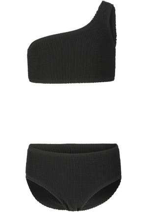 Zwart gestructureerd tweedelig badpak met een een-shoulder top en hoge taille broekje, plat uitgestald op een witte achtergrond.