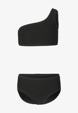 Zwart gestructureerd tweedelig badpak met een een-shoulder top en hoge taille broekje, plat uitgestald op een witte achtergrond.