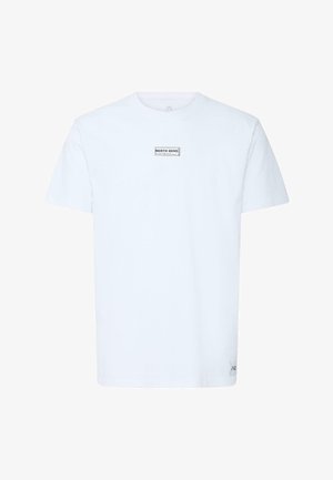 Valge lühikeste varrukatega T-särk ümar kaelusega, mille rinnal on keskel väike ristkülikukujuline "NORTH BEND" logo ja äärisel väike logo silt.