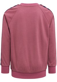 Sweter z okrągłym dekoltem w miękkim mauve'owym materiale z prążkowanymi mankietami i dolną krawędzią. Posiada kontrastowe, paskowane detale wzdłuż ramion.