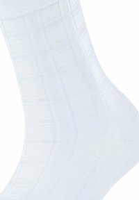 Białe skarpetki z teksturowanym wzorem w kratkę, wykonane z miękkiego materiału o gładkim wykończeniu i ściśniętej górze, zaprojektowane z myślą o komforcie.
