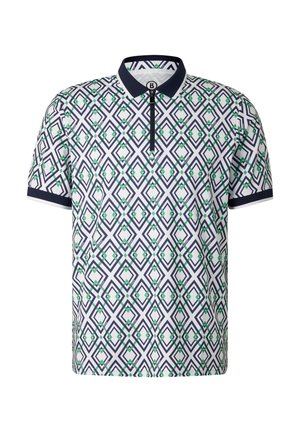 Tricou polo cu mâneci scurte, guler și manșete bleumarin, având o bază albă cu un model geometric în formă de diamant în albastru închis și verde și un fermoar frontal.