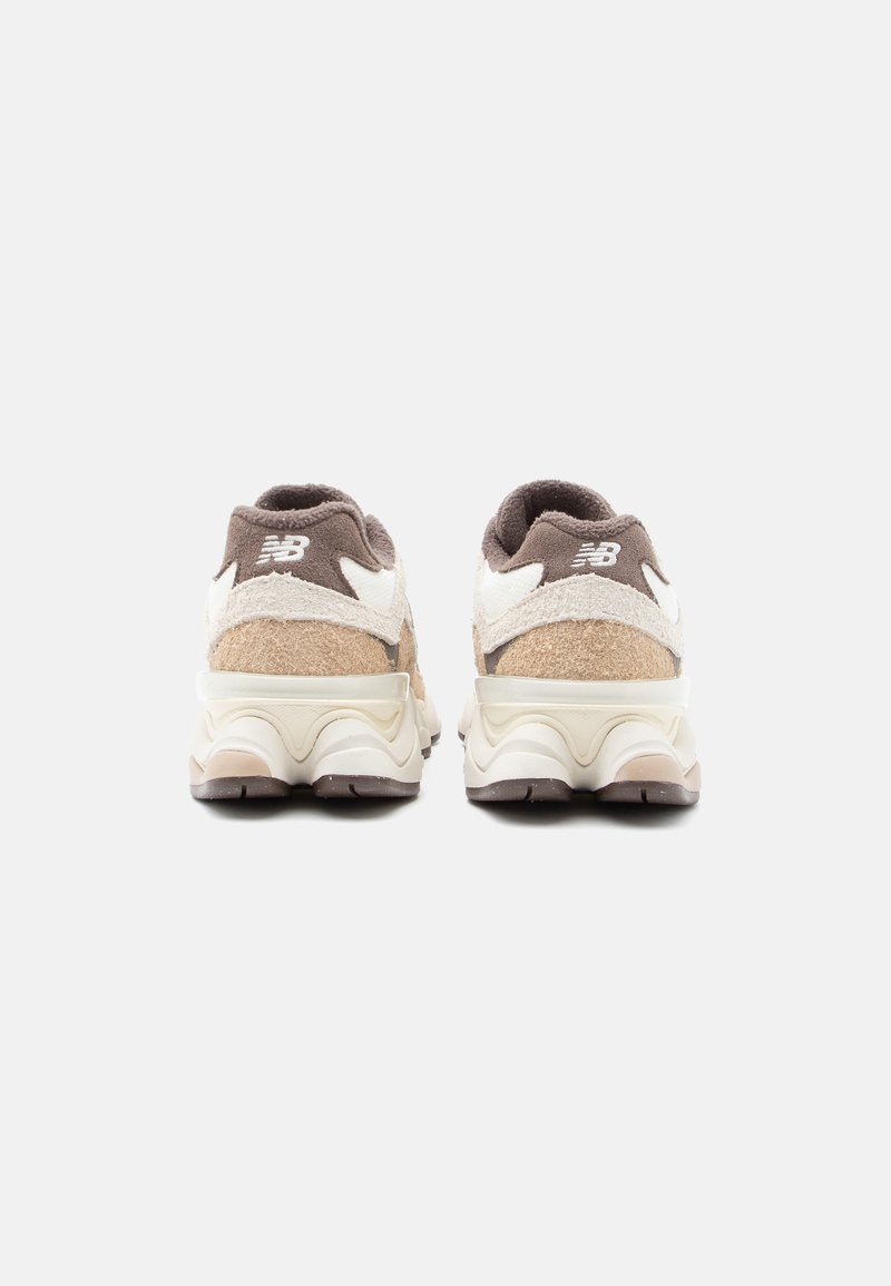 Vista posteriore di sneakers New Balance marroni e crema, caratterizzate da una tomaia texturizzata, una suola ammortizzata, dettagli con il logo e un design a punta rotonda.