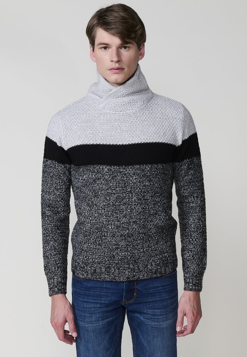 Gebreide sweater met een kraag; voorzien van grijze, zwarte en witte horizontale strepen, textuurstof en lange mouwen.