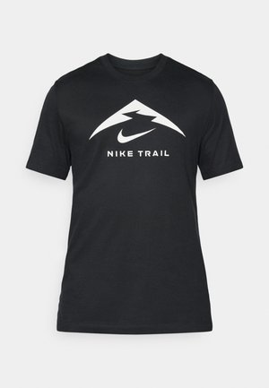 T-shirt Nike Trail nera con maniche corte, caratterizzata da un logo bianco e un design triangolare sulla parte frontale. Realizzata in tessuto liscio e leggero.