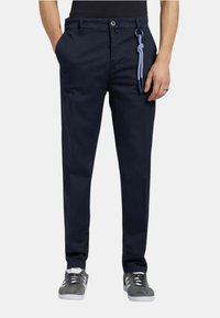 Chinos blu navy con una texture liscia, dotati di una tasca frontale, chiusura con bottone e un accento in cordino blu a motivo in vita.