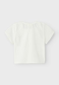 T-shirt bianca corta con maniche corte, tessuto liscio, scollatura rotonda e senza motivi o decorazioni visibili sul retro.