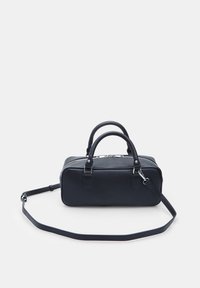 Sac à main en cuir noir avec deux poignées supérieures, une bandoulière amovible, de forme rectangulaire, fermeture éclair et surface texturée subtile.